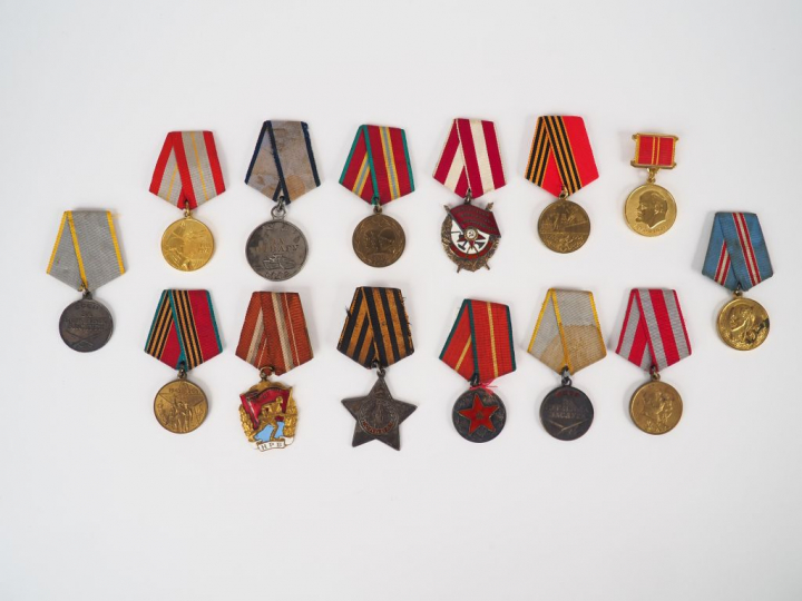 Intéressant lot de 14  décorations soviétiques avec leurs rubans spéci