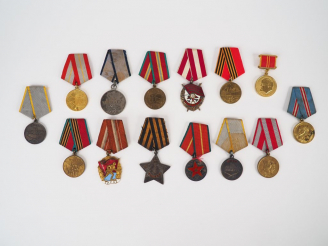 Vente aux enchères Intéressant lot de 14  décorations soviétiques avec leurs rubans spéci