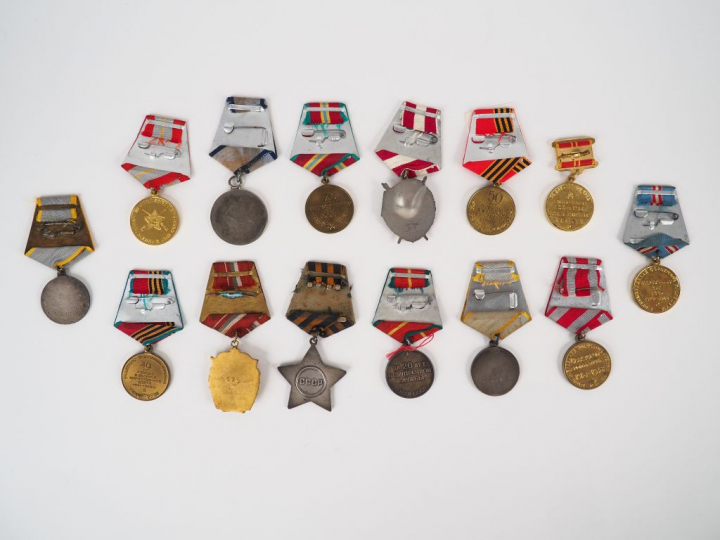 Intéressant lot de 14  décorations soviétiques avec leurs rubans spéci