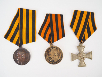 Vente aux enchères Lot de trois décorations tsaristes pendantes dont une médaille de St G