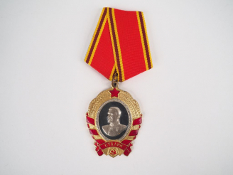Vente aux enchères Médaille bronze doré et peinture rouge avec portrait de Staline, ruban