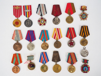 Vente aux enchères Lot de 19 décorations commémoratives de la Russie soviétique et des ét