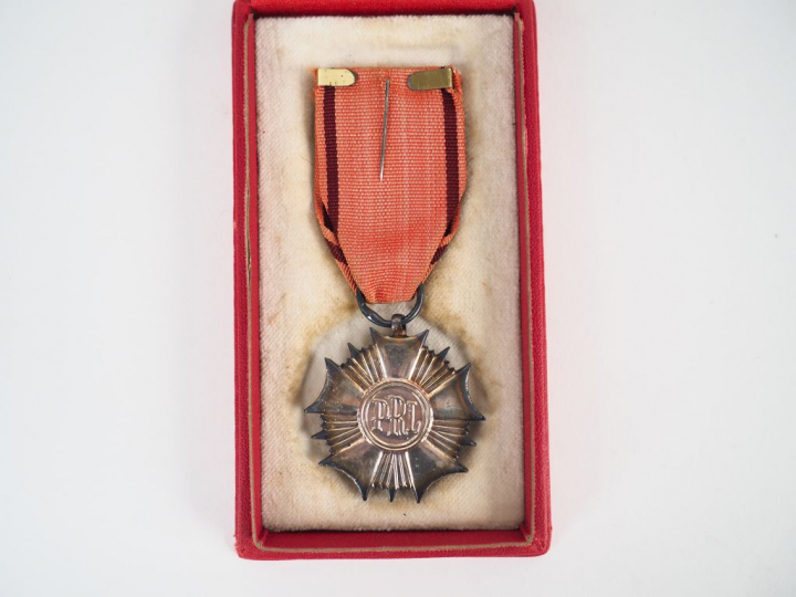 Etoile de l’ordre polonais du drapeau du travail (1949), dans sa boite