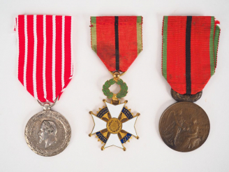 Vente aux enchères Lot de décorations françaises, on y trouve une médaille de la campagne