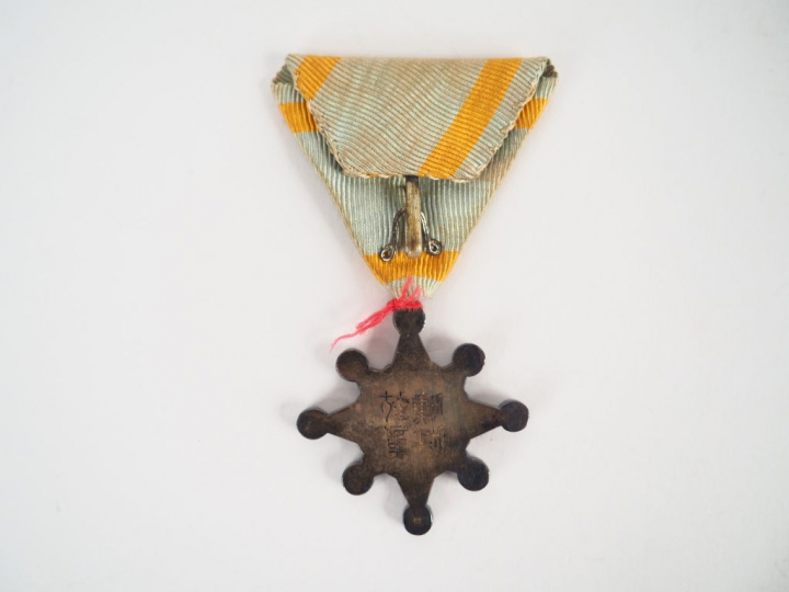 Etoile japonaise de l’ordre du trésor sacré de 7eme classe avec ruban 