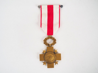 Vente aux enchères Etoile de chevalier de l’ordre cubain de la croix rouge. Texte à l’ave