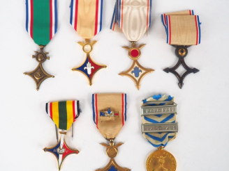 Vente aux enchères Lot de décorations françaises (7) dont médaille ronde dorée Afrique du