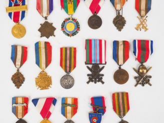 Vente aux enchères Lot de 17 décorations (non homologuées) d’associations françaises d’an