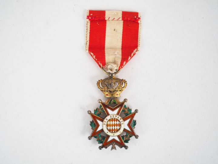 Etoile de chevalier de l’ordre monégasque de St Charles. Etoile en bro