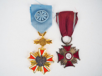 Vente aux enchères Lot de 2 décorations Polonaises, on y trouve une croix du mérite à tit