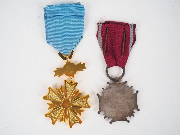 Lot de 2 décorations Polonaises, on y trouve une croix du mérite à tit