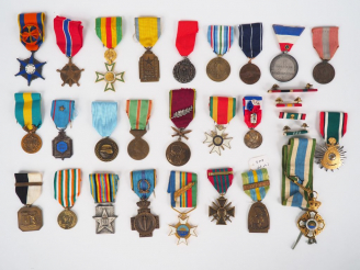 Vente aux enchères Lot de 25 décorations pendantes avec leur ruban spécifique tant França