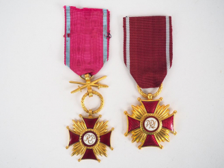 Vente aux enchères Lot de 2 décorations Polonaises, on y trouve une croix du mérite à tit