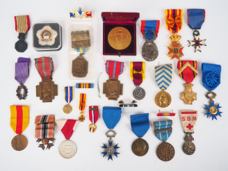 Vente aux enchères  Lot de 25 décorations pendantes avec leur ruban spécifique tant franç