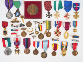 Vente aux enchères Lot d’une vingtaine de décorations pendantes avec leur ruban spécifiqu