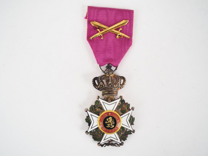 Etoile belge de chevalier de l’ordre de Léopold avec son ruban rouge p