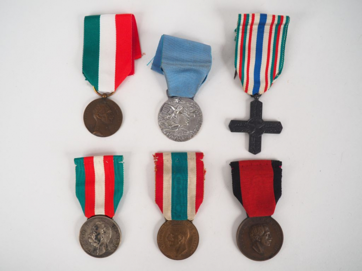 Lot de 6 décorations italiennes dont médaille des tremblements de terr