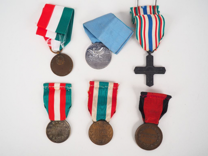 Lot de 6 décorations italiennes dont médaille des tremblements de terr