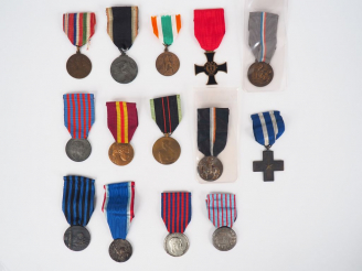 Vente aux enchères Lot de 14 décorations italiennes diverses dont deux médailles de la gu