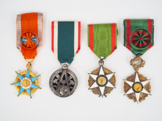 Vente aux enchères Lot de 4 décorations françaises avec ruban dont un a bouffette de l’or