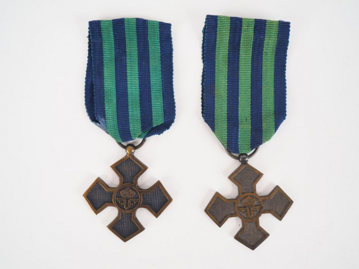 Lot de 2 croix roumaines première guerre mondiale dite croix de guerre