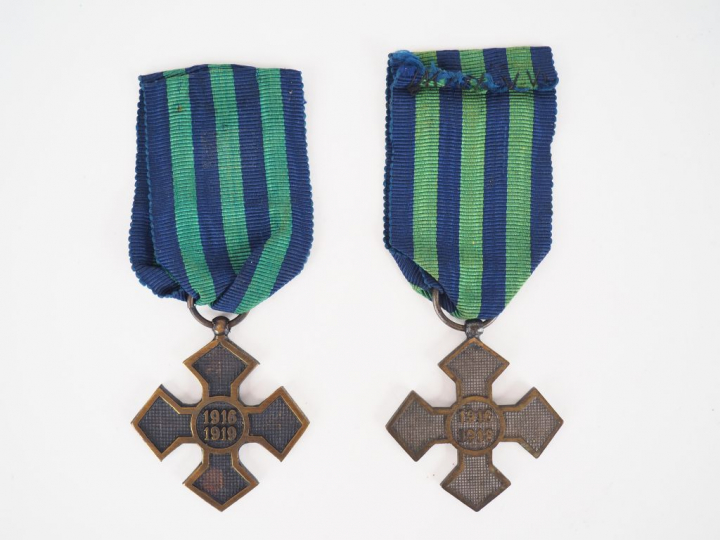 Lot de 2 croix roumaines première guerre mondiale dite croix de guerre
