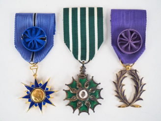 Vente aux enchères Lot de trois décorations françaises dont officier des palmes académiqu