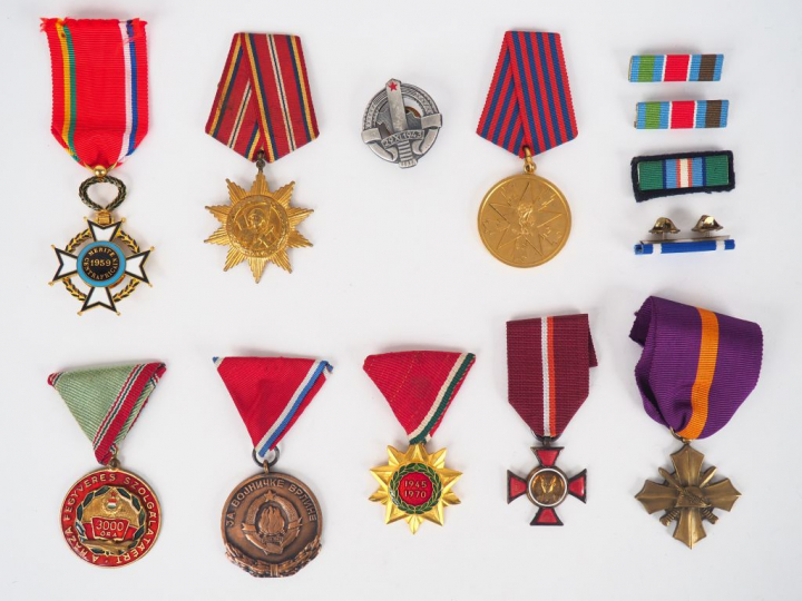 Lot de 10 décorations de divers pays pour collectionneur débutant ou v