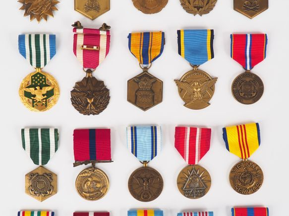 Lot de 20 décorations U.S. diverses post 1945 avec leurs rubans. Occas