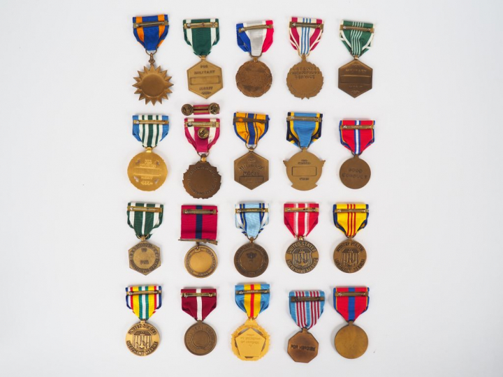 Lot de 20 décorations U.S. diverses post 1945 avec leurs rubans. Occas
