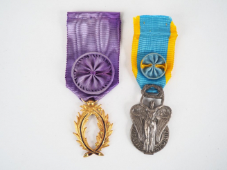 Vente aux enchères Décoration française des palmes académiques, module en bronze doré et 