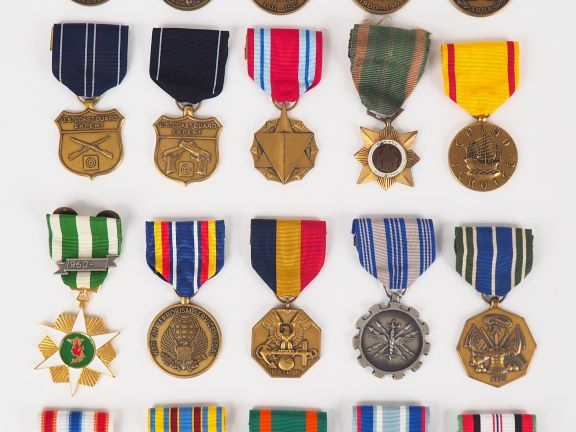 Lot de 20 décorations U.S. diverses post 1945 avec leurs rubans. Occas