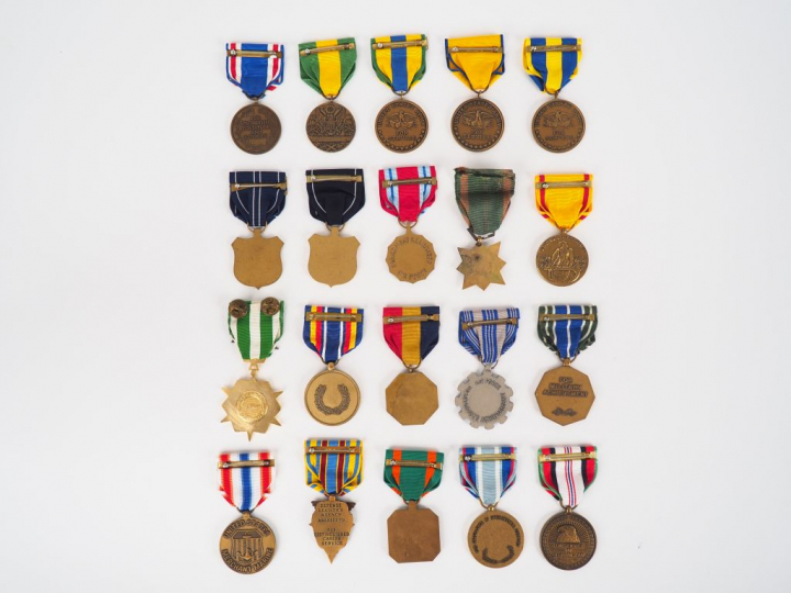 Lot de 20 décorations U.S. diverses post 1945 avec leurs rubans. Occas