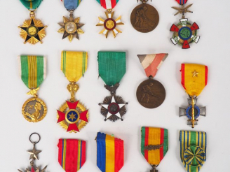 Vente aux enchères Joli lot de 15 décorations des pays d’Afrique post indépendance ( Tcha