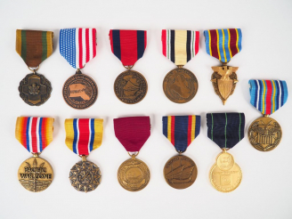 Vente aux enchères lot de 11 décorations U.S. diverses post 1945 avec leurs rubans. Occas