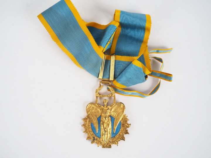 Belle cravate avec son bijou de commandeur de l’ordre du mérite sporti