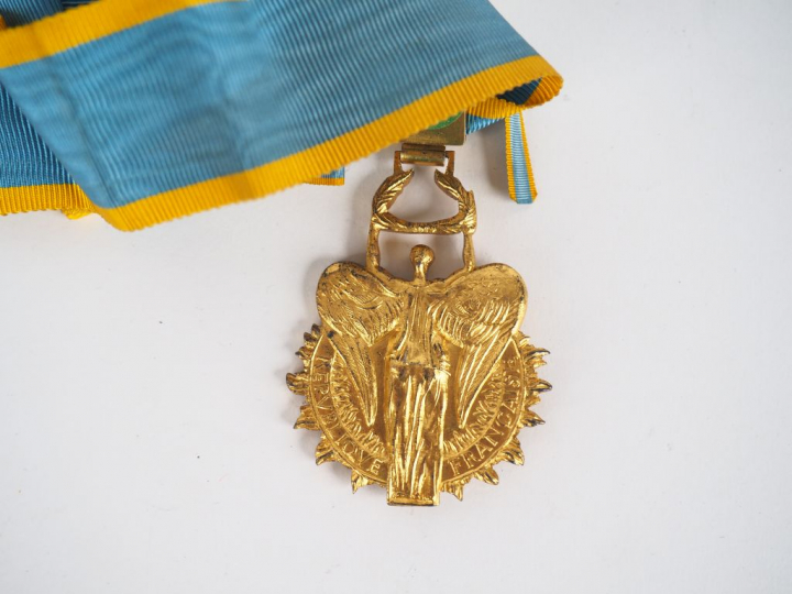 Belle cravate avec son bijou de commandeur de l’ordre du mérite sporti