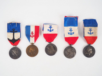 Vente aux enchères Lot de cinq décorations françaises différentes sur le thème de la mari