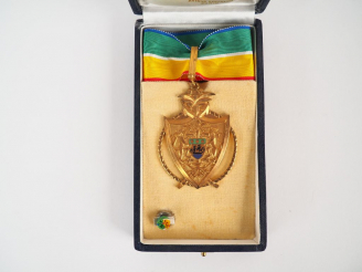 Vente aux enchères Boite contenant une cravate de commandeur de l’ordre gabonais de l’ord