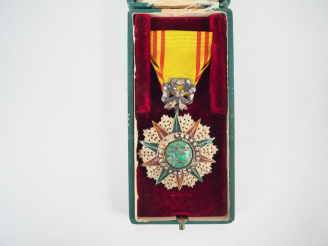 Vente aux enchères Boite d’origine vert pâle avec marquage doré sur le couvercle et conte