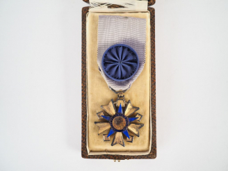 Vente aux enchères Boite contenant une étoile d’officier de l’ordre de la santé publique,