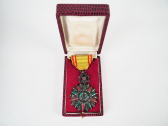 Vente aux enchères Boite rouge en cartonnage pâle contenant une étoile de chevalier de l’