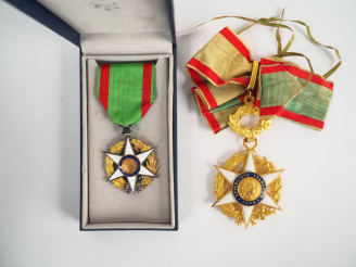 Vente aux enchères Boite moderne en plastique bleu nuit de la société Arthus Bertrand con