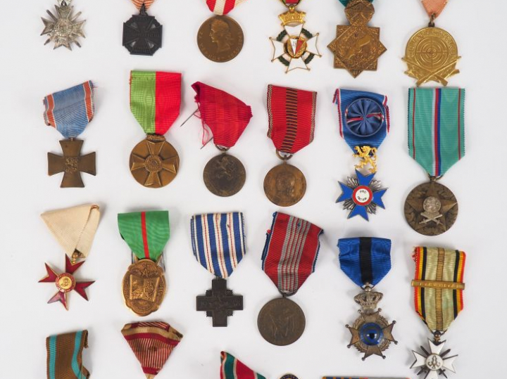 Lot de 20 décorations pendantes de divers pays majoritairement d’Europ