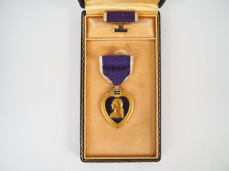 Vente aux enchères Boite bleu à filets dorés contenant une médaille U.S. « Purple Heart »