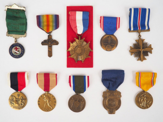 Vente aux enchères Lot de 10 décorations pendantes avec leur ruban spécifiques émises par