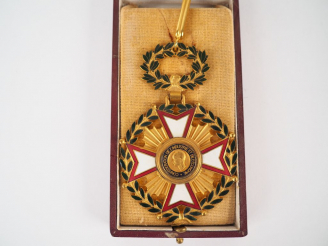 Vente aux enchères Boite contenant une étoile uniface en bronze doré et émail de commande