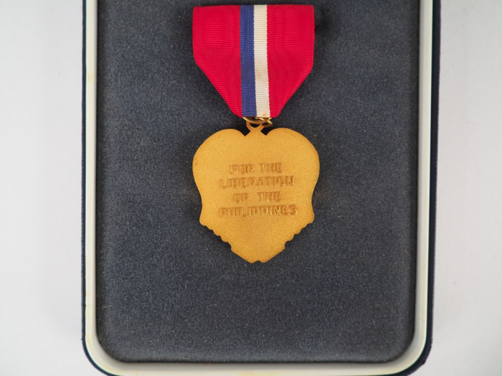 Boite de présentation bleu à motifs doré émise par les Etats-Unis d’Am