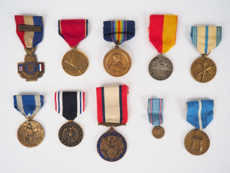 Vente aux enchères Lot de 10 décorations pendantes avec leur ruban spécifiques émises par