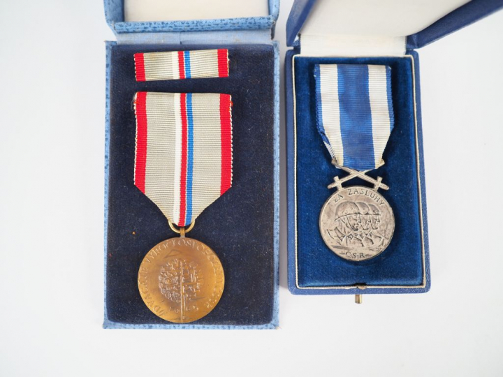 Lot de 2 boites d’origine contenant des décorations tchécoslovaques do